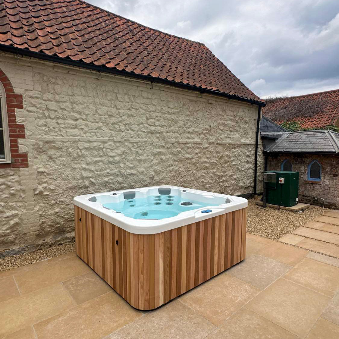 Urban Cedar Sport Hybrid Lounger XL Hot Tub Package