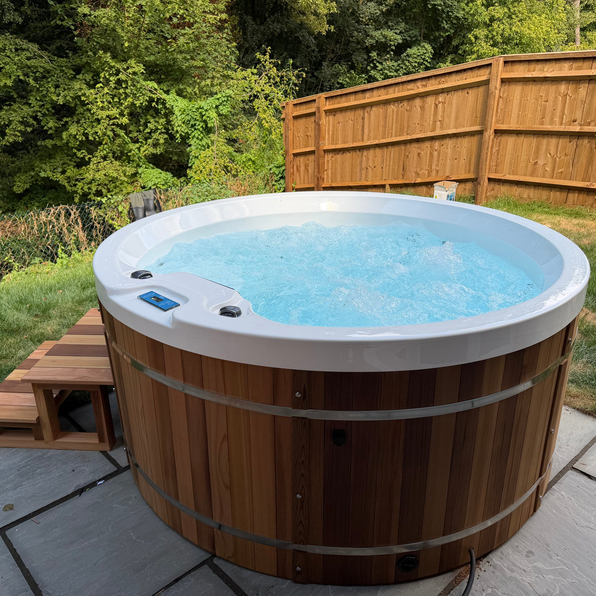 Urban Cedar Sport Deep Aero WiFi Round Hot Tub Package