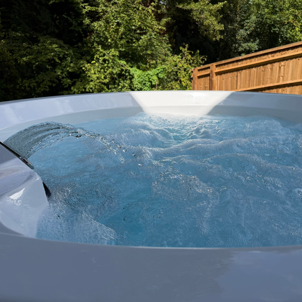 Urban Cedar Sport Deep Aero WiFi Round Hot Tub Package