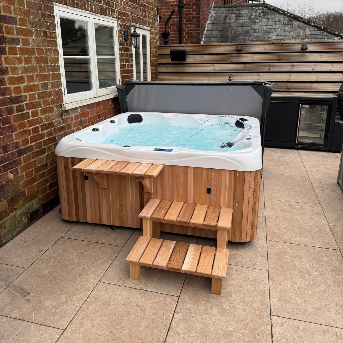 Urban Cedar Sport Classic Lounger Hot Tub
