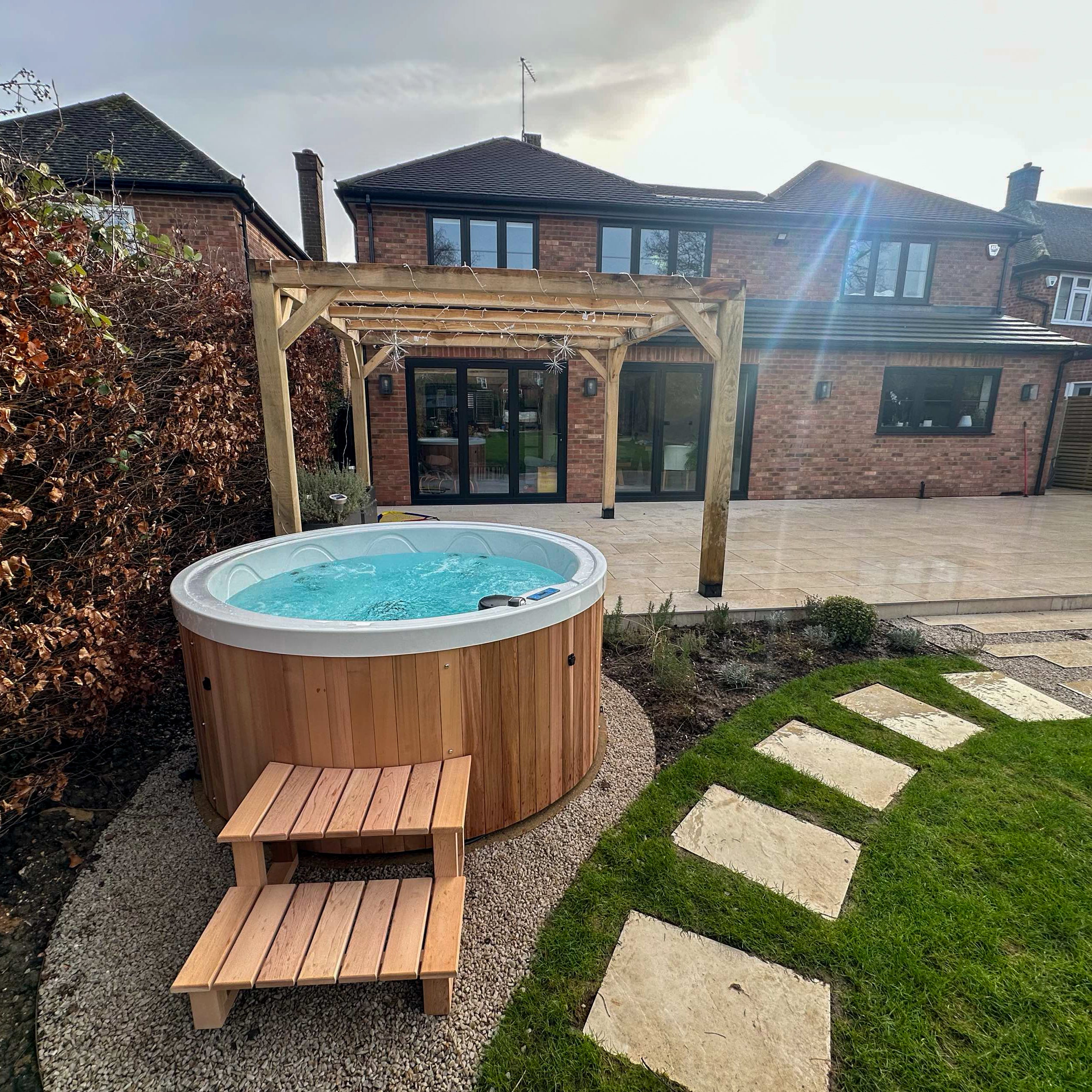 Urban Cedar Sport Deep Round Hot Tub (Special Purchase)
