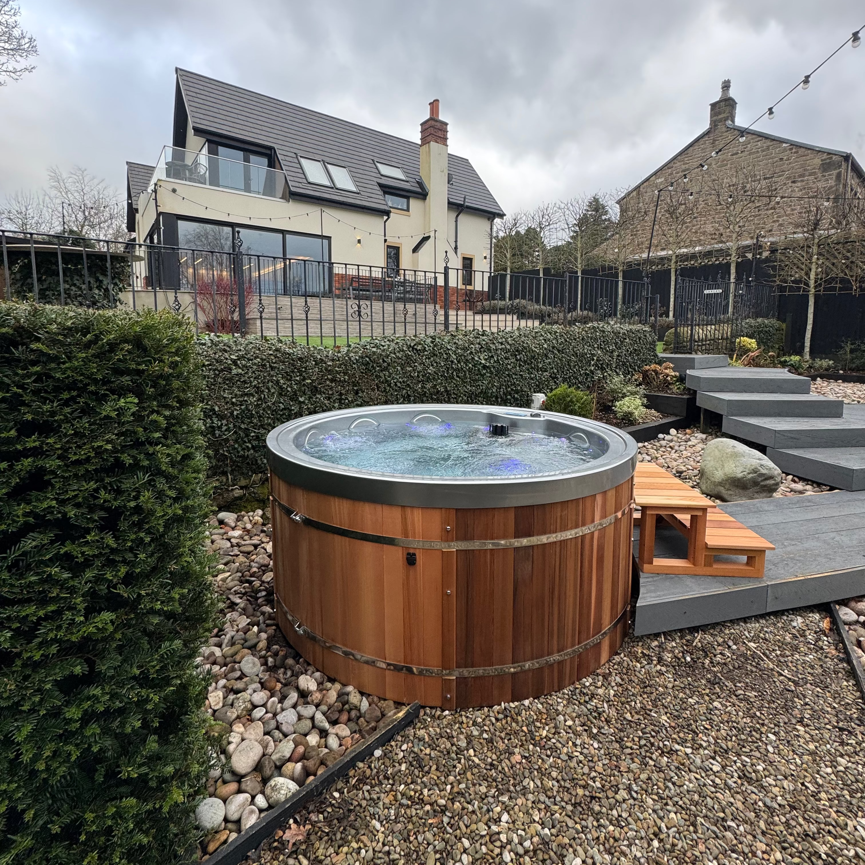 Urban Cedar Sport Deep WiFi Round Hot Tub Package (SILVER)